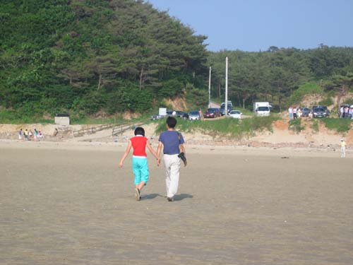 바다를 사진에 담고 나오는 부녀의 정겨운 모습이 행복해 보인다. 